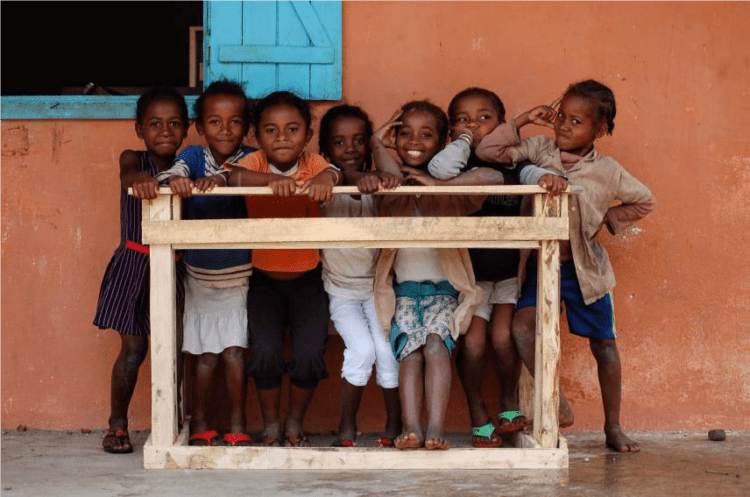 Children-excited-at-new-desks-750×497