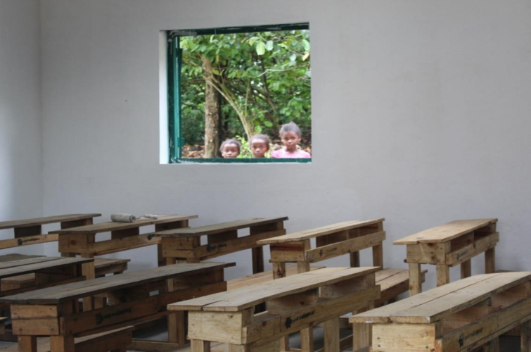 madagascar 2019 students peeking in classroom
